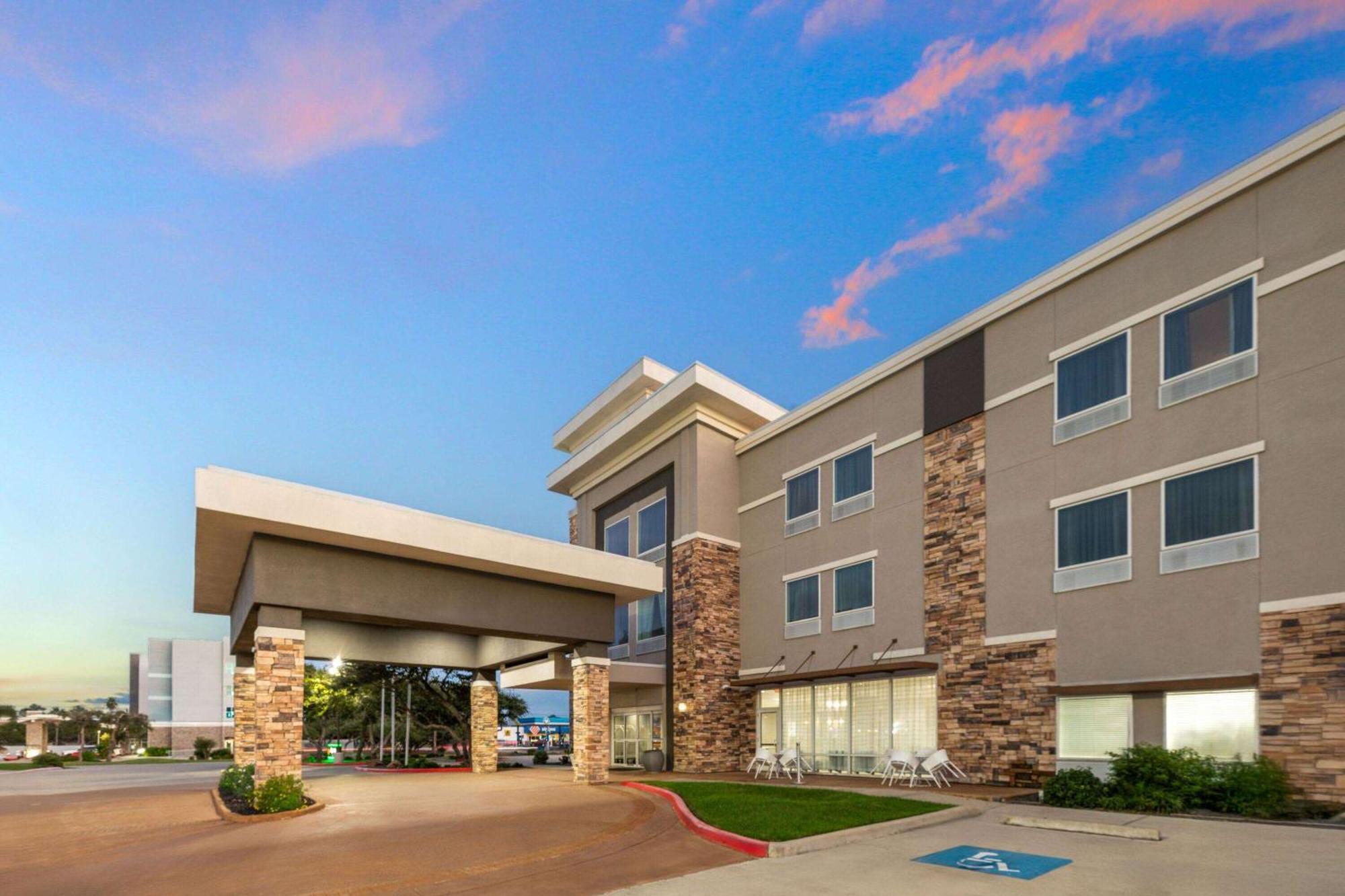 Отель La Quinta By Wyndham Rockport - Fulton Экстерьер фото