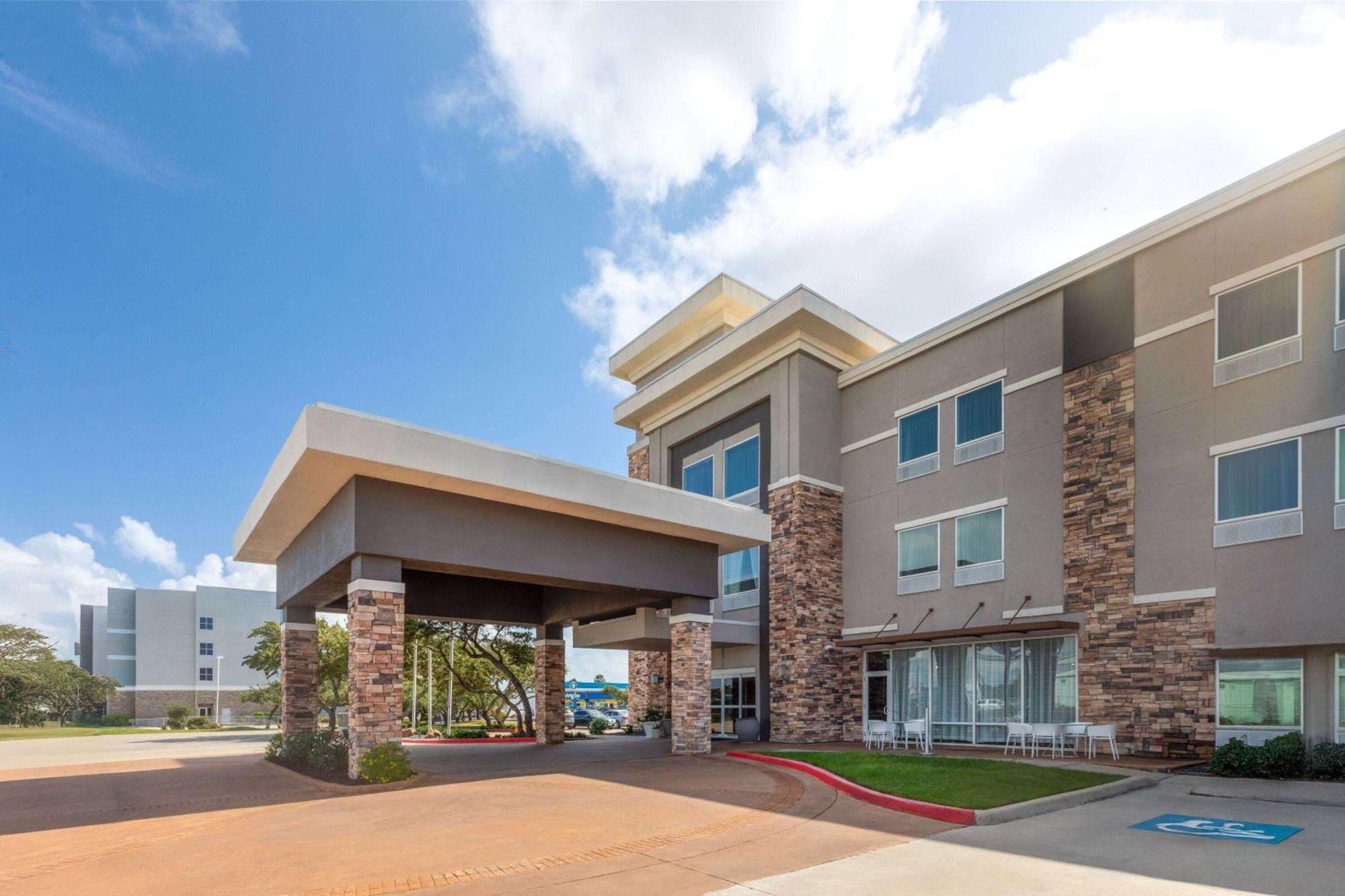 Отель La Quinta By Wyndham Rockport - Fulton Экстерьер фото